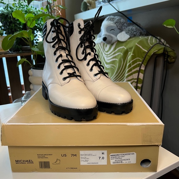 Michael Kors Leather Bastian Ankle Boot Lt Cream Sz 7 New with box - Picture 3 of 12